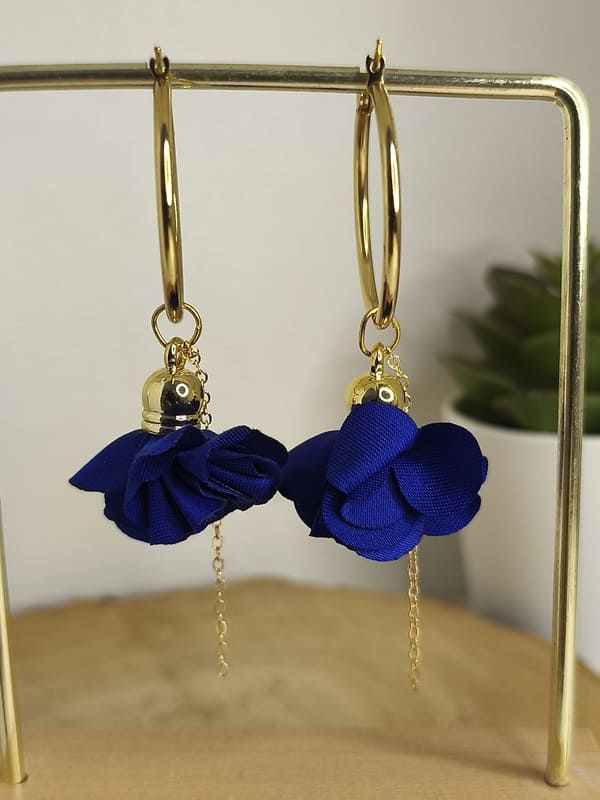 Créoles et fleurs bleues
