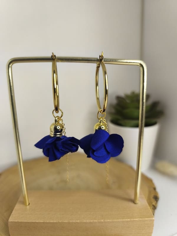 Créoles et fleurs bleues