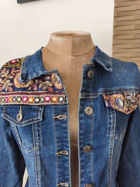 Veste en jean bleu et broderie